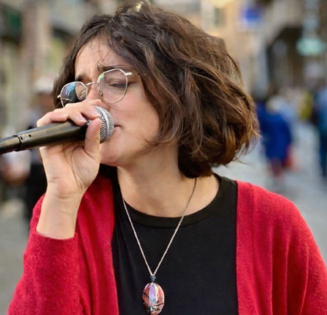 Giulia Spanò, in arte Kiki, durante un'esibizione