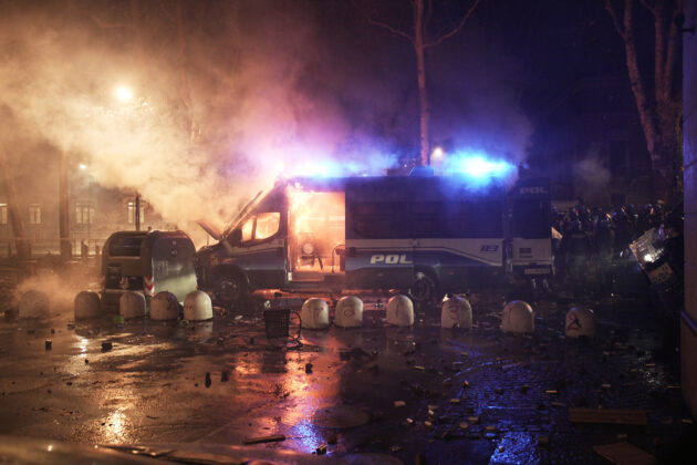 Arredo urbano danneggiato durante gli scontri Torino Askatasuna