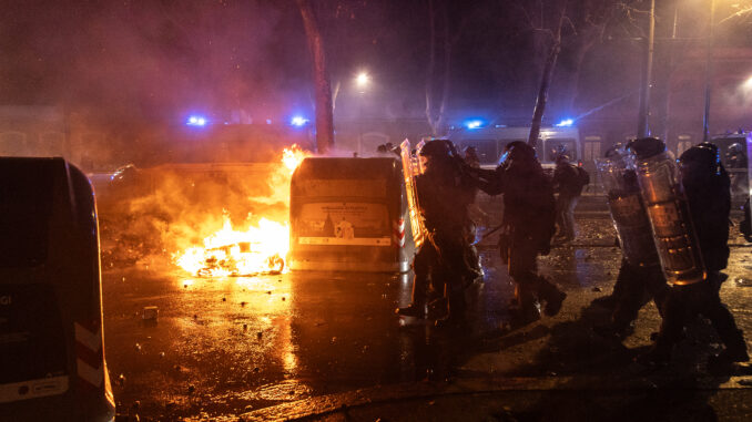 Parlamentari di sinistra e manifestazioni violente
